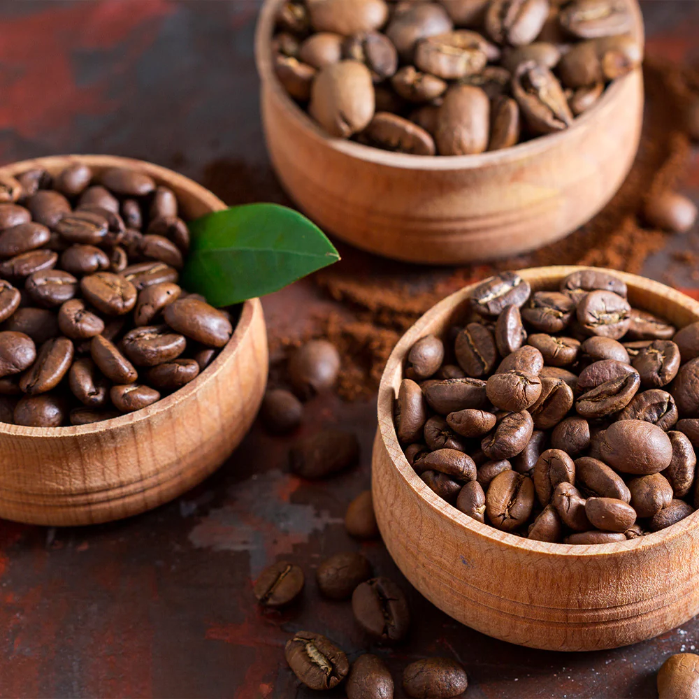 Granos de café con diferente nivel de tostado