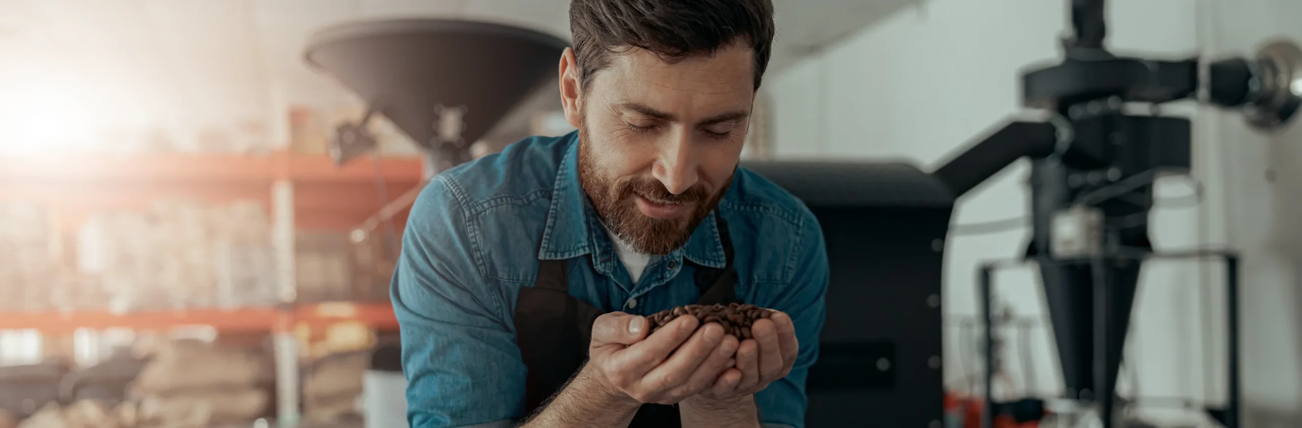 maestro tostador sosteniendo granos de cafe
