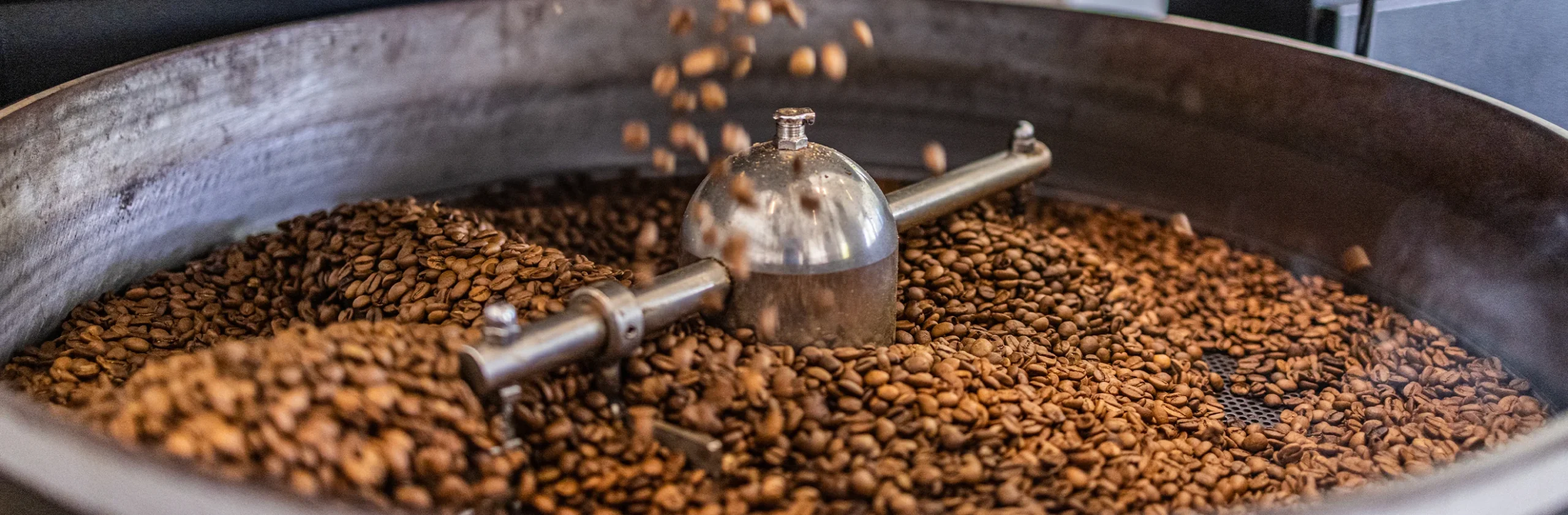 vista de una maquina de tostado de cafe kimbo